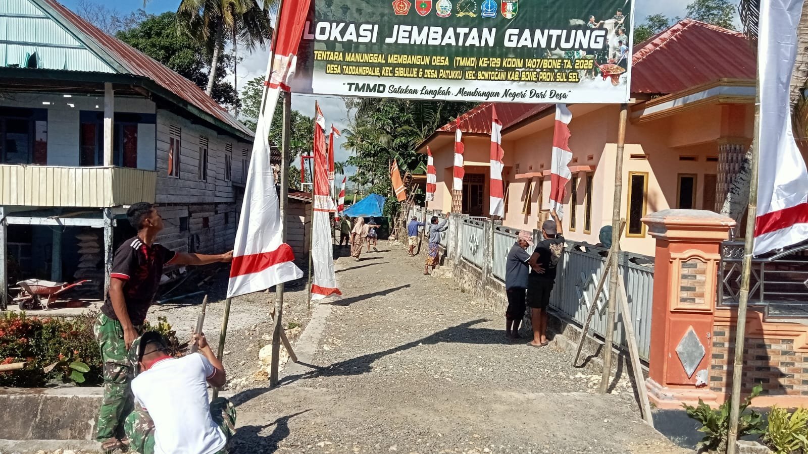 Pemasangan Bendera Merah Putih Warnai Aktivitas Pembangunan Jembatan Gantung di Tadang Palie