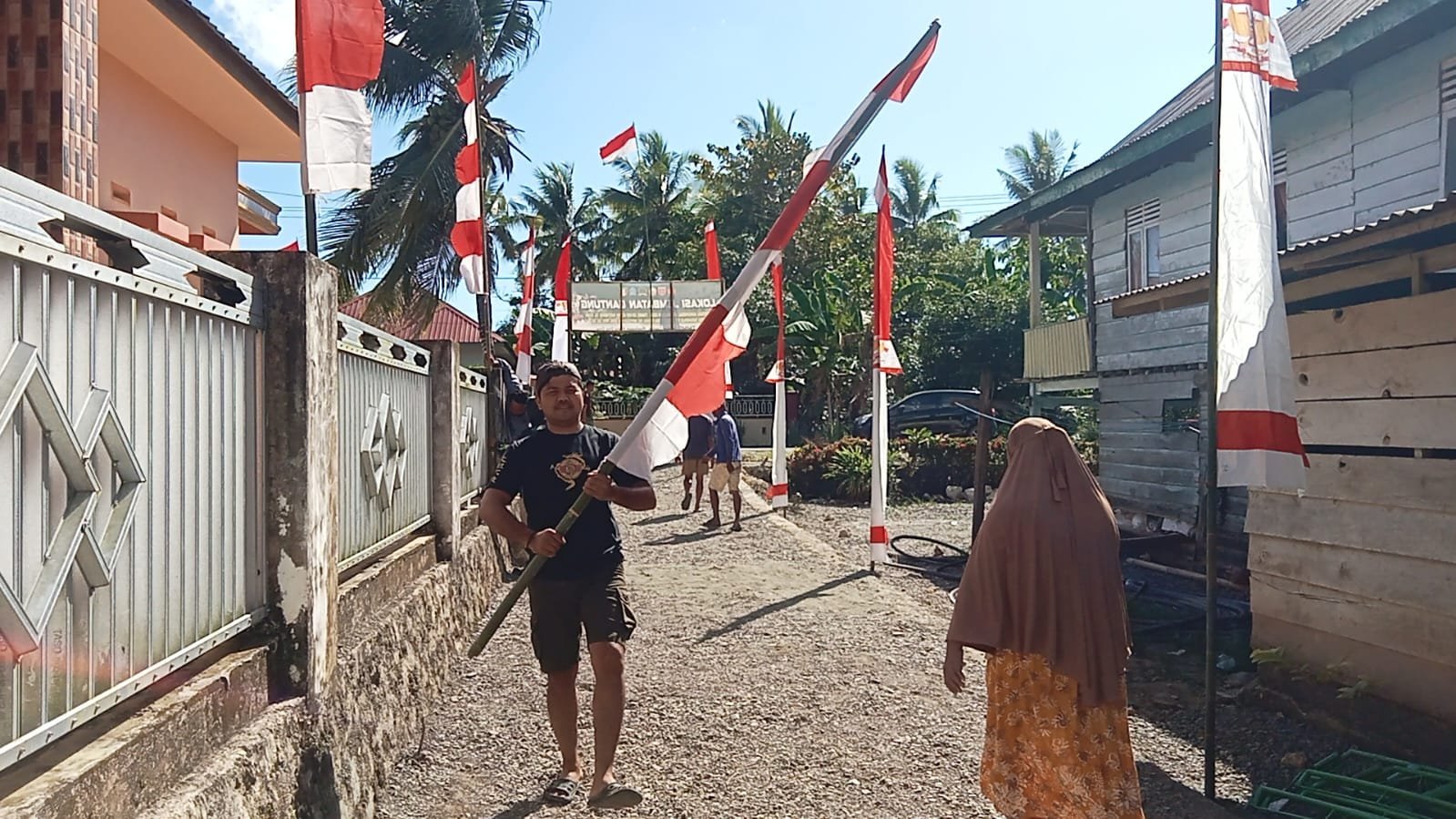 Bendera Merah Putih Menghiasi Pekerjaan Jembatan di Tadang Palie
