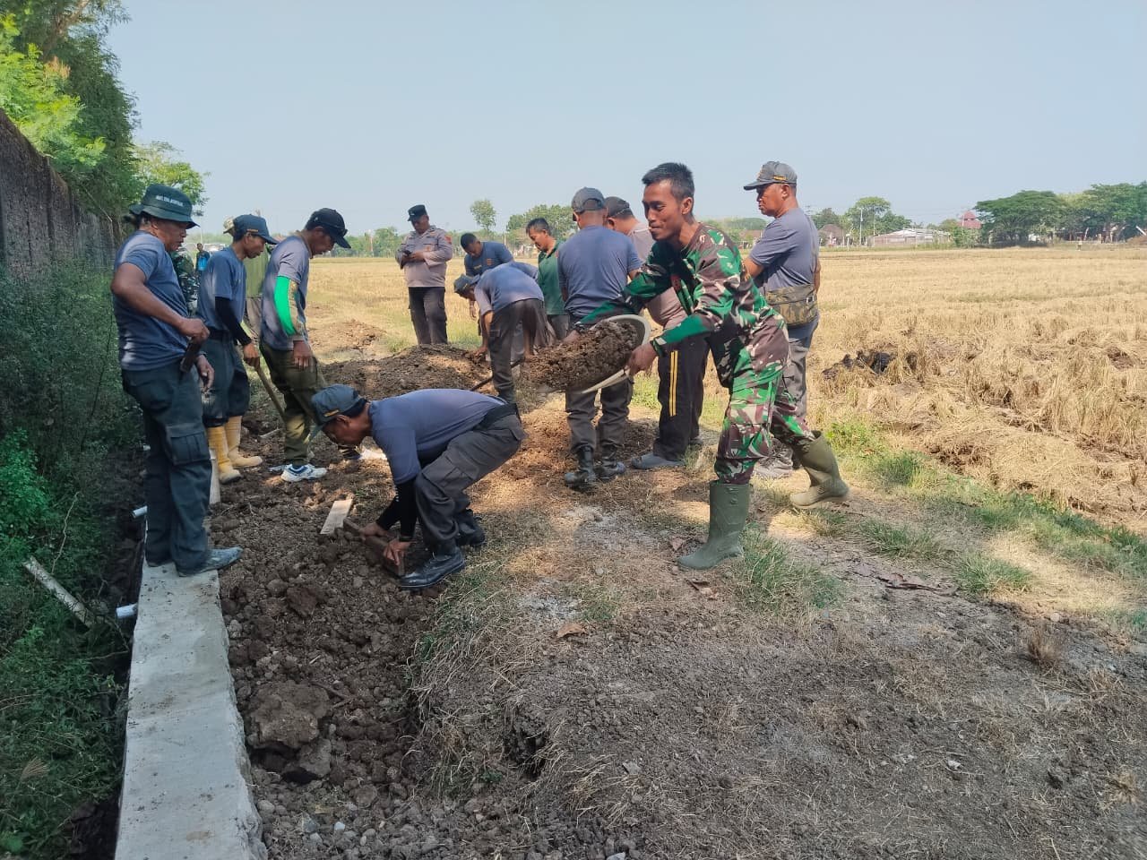 Talud Pengaman Sisi Jalan Parangjoro Selesai Dirapikan, Sasaran TMMD Tercapai