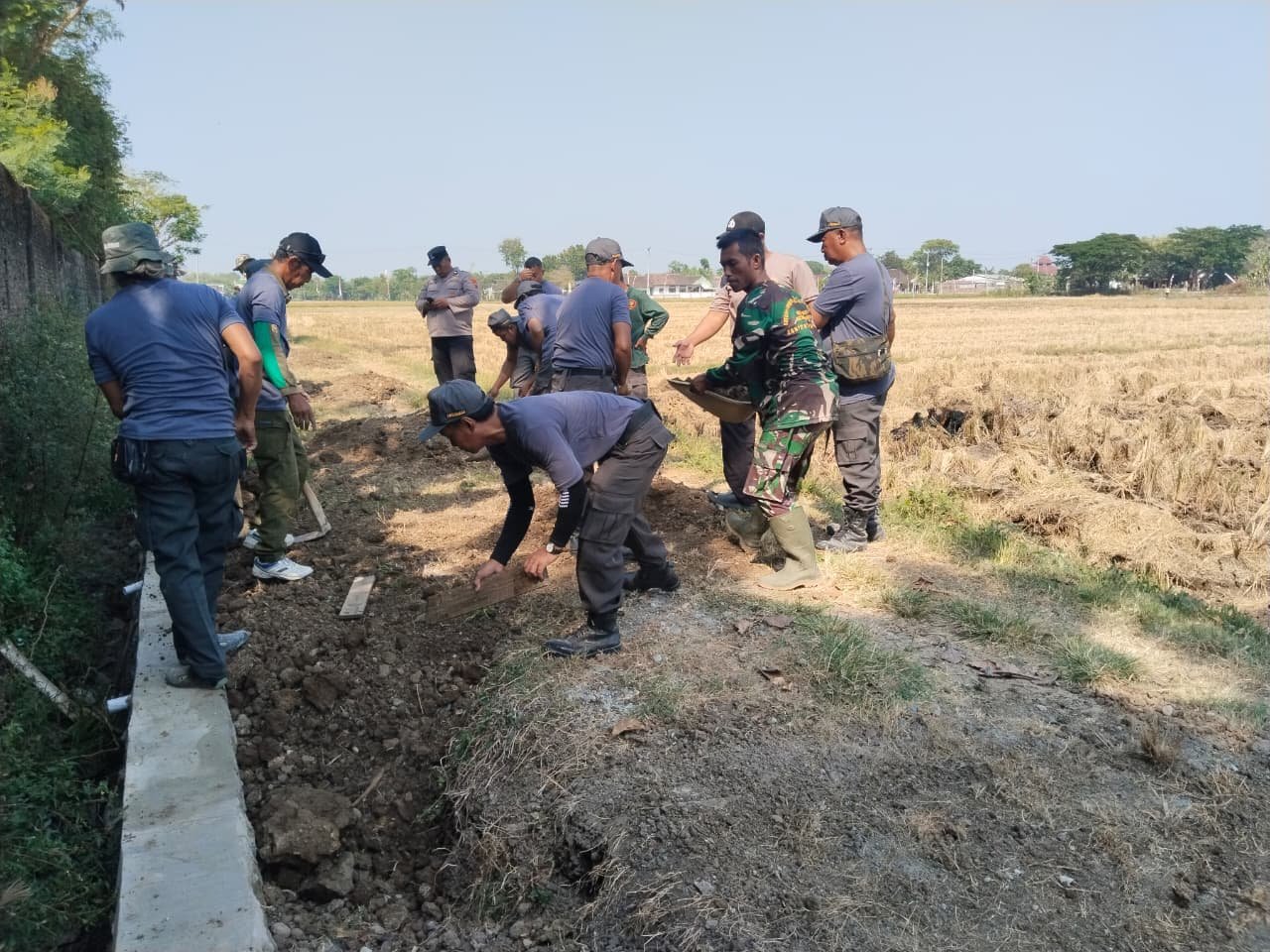 Sekop dan Cangkul Jadi Penentu Kerapian Talud di Parangjoro