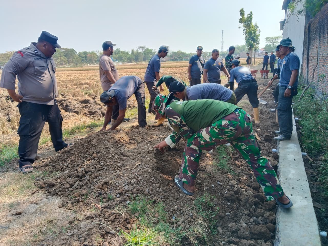 Desa Parangjoro Rapih Menjelang Selesainya Talud, Bahu Jalan Dirapikan