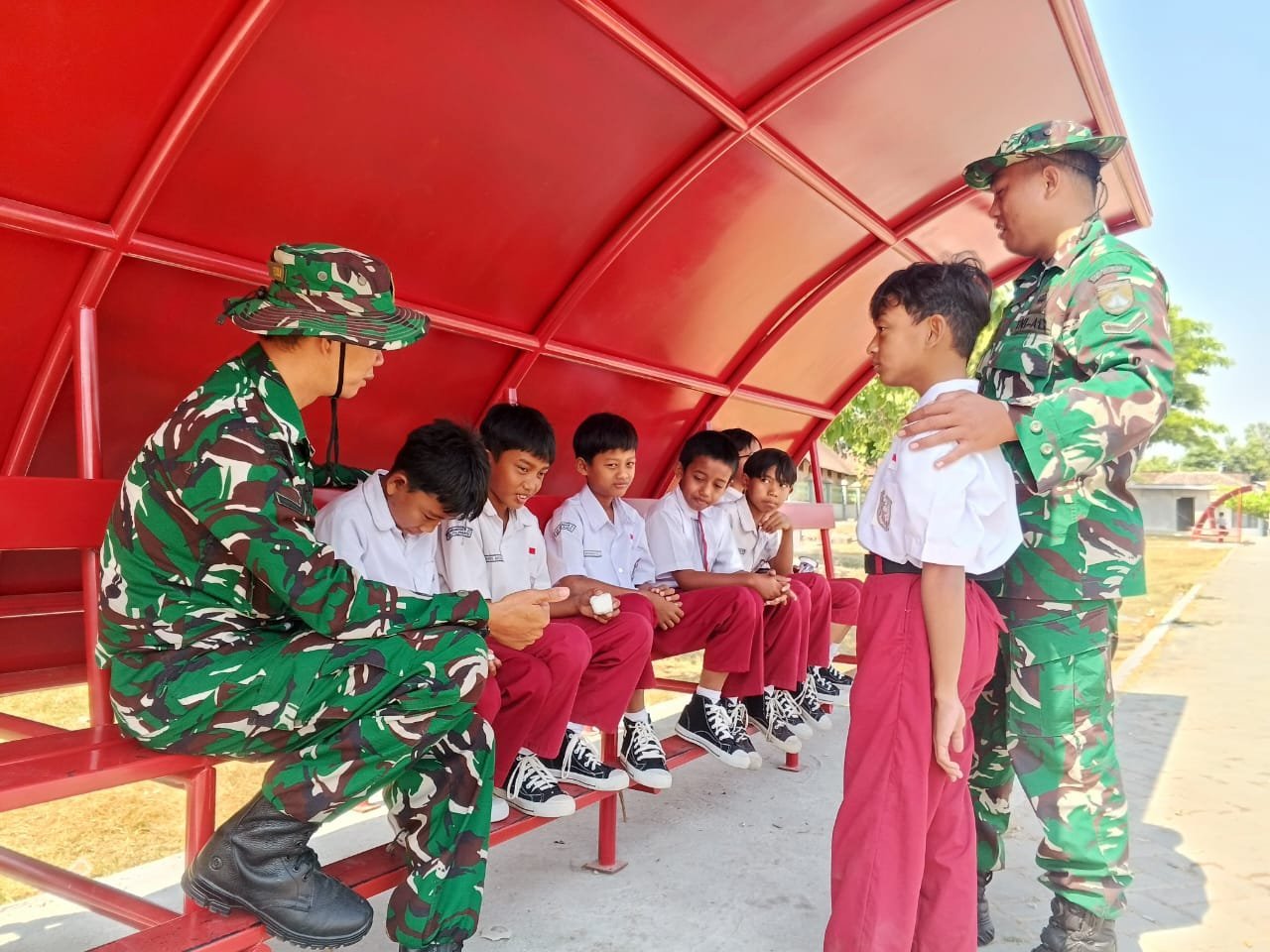 Ketika Singgah, Prajurit TMMD Sampaikan Pesan Pendidikan ke SDN Parangjoro 2