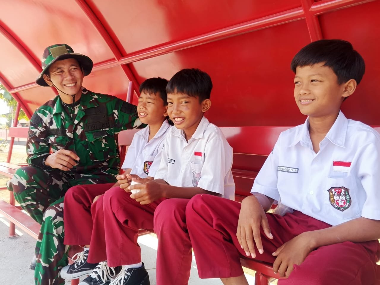 Satgas TMMD Sempatkan Motivasi Siswa SDN Parangjoro 2 di Tengah Pengerjaan Fisik