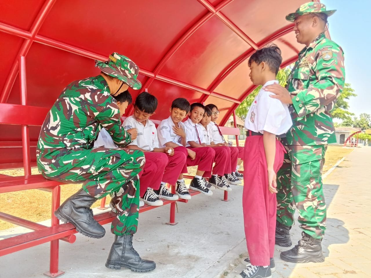 Satgas TMMD Sisihkan Waktu Berbincang dengan Siswa SDN Parangjoro 2 Saat Istirahat