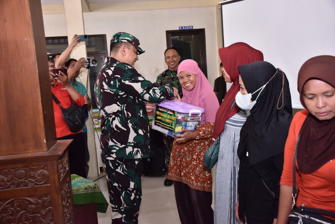TMMD ke-129 Salurkan Sembako di Parangjoro, Pelengkap Pembangunan Fisik