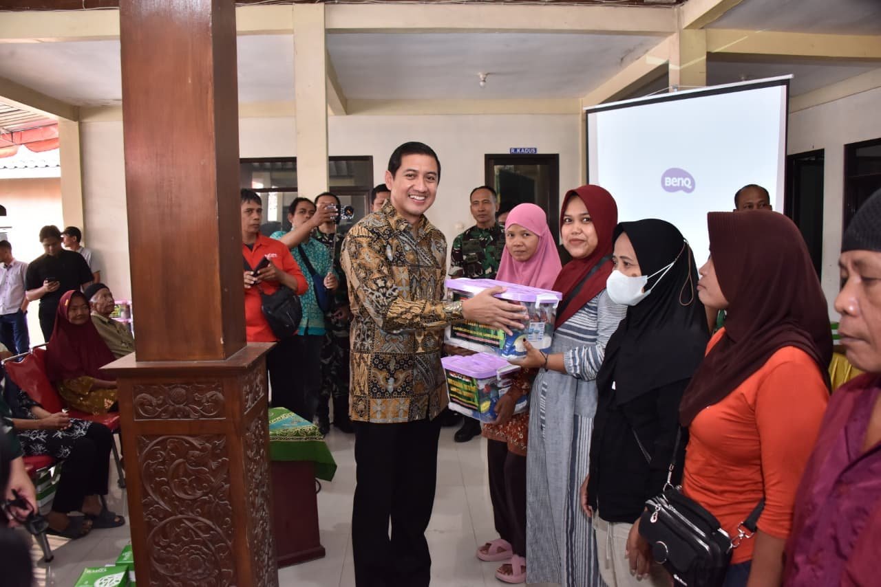 Wasev TMMD ke-129 Bawa Paket Sembako untuk Penduduk Parangjoro