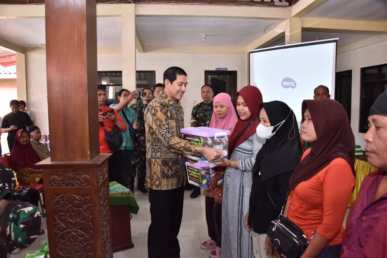 TMMD Ke-129 Jangkau Kebutuhan Rumah Tangga Warga Parangjoro Lewat Sembako