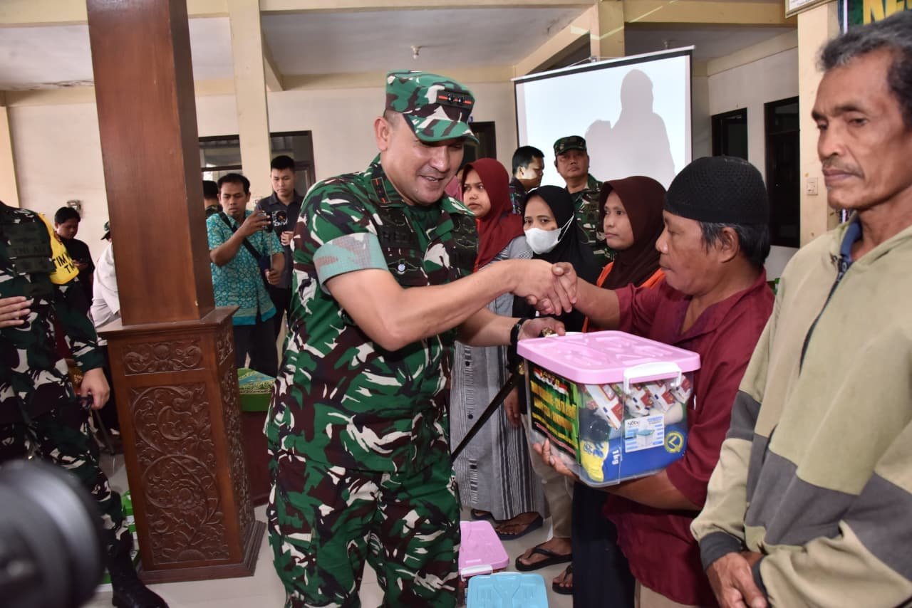 Wasev TMMD ke-129 Serahkan Bantuan Sembako saat Meninjau Pembangunan di Sukoharjo