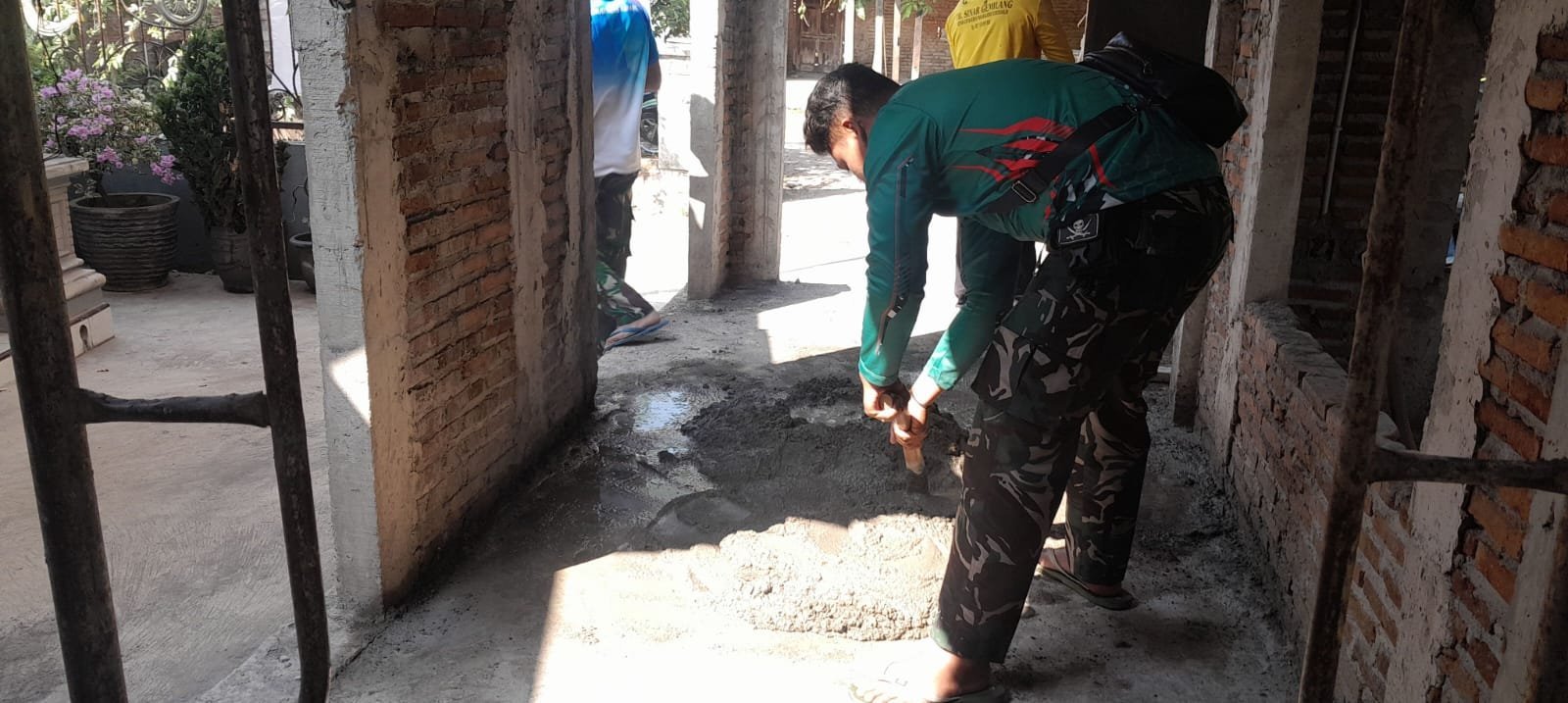 Gotong Royong Satgas TMMD dan Warga Genjot Pengerjaan Masjid Al-Mubaroq