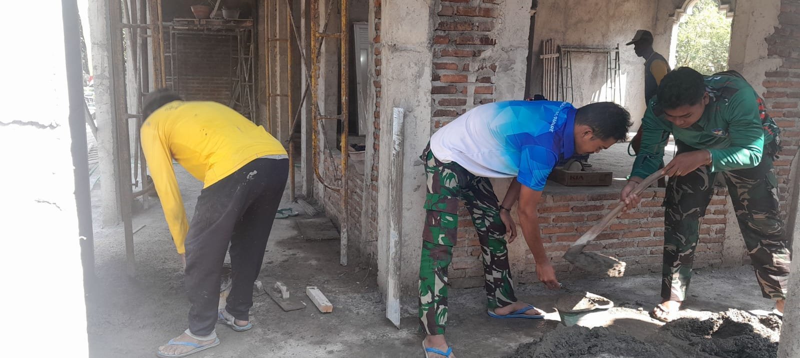 Gotong Royong Renovasi Masjid Al-Mubaroq, Satgas TMMD dan Warga Fokus Atap dan Fasilitas