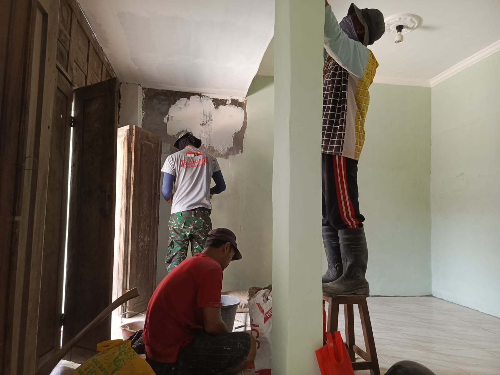 Rehab RTLH Kodim 0726: Subani Lihat Perbedaan Kontras Antara Depan dan Belakang Rumah