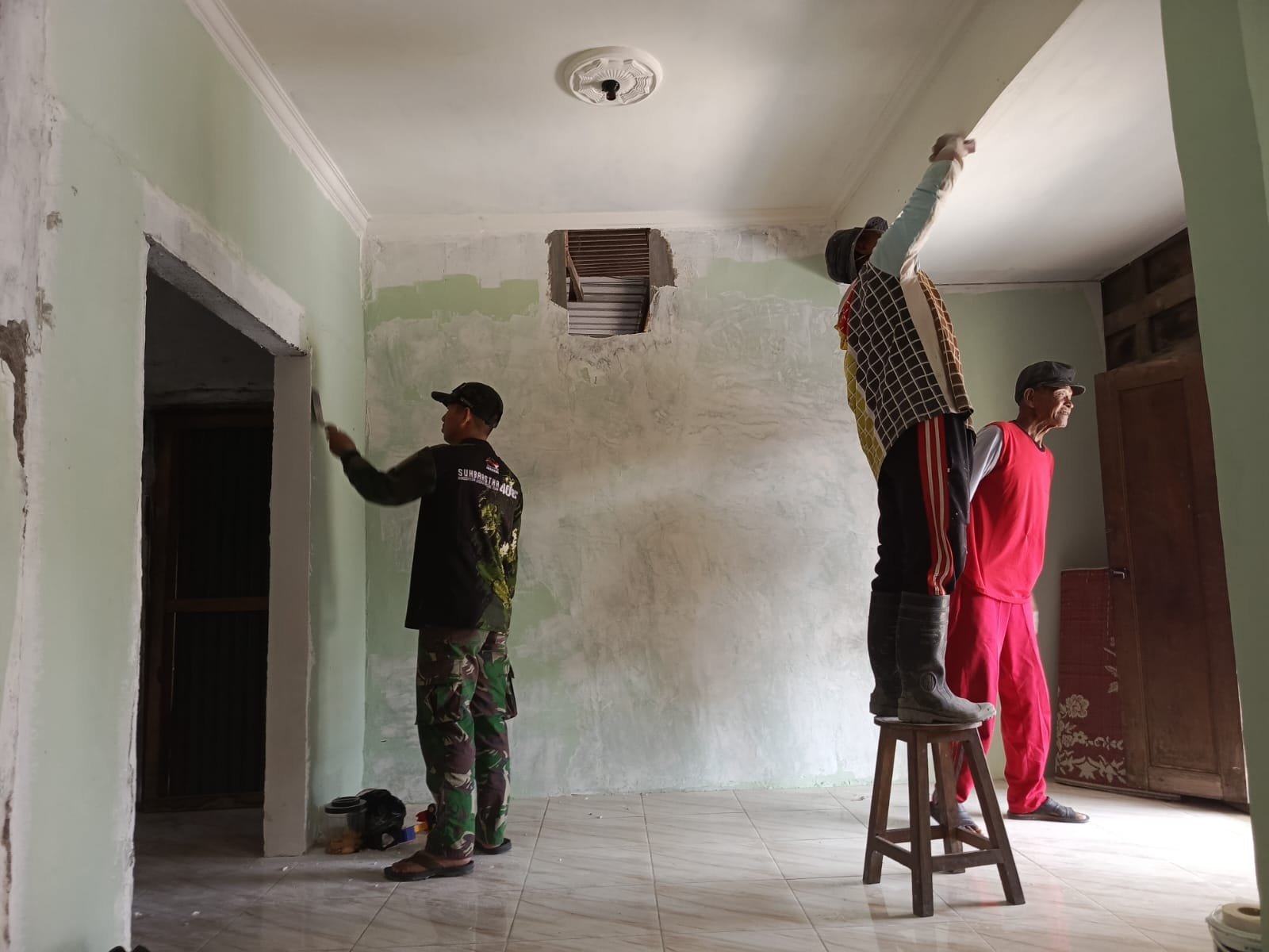 Satgas TMMD Benahi Rumah Subani: Dari Plafon hingga Penggantian Atap