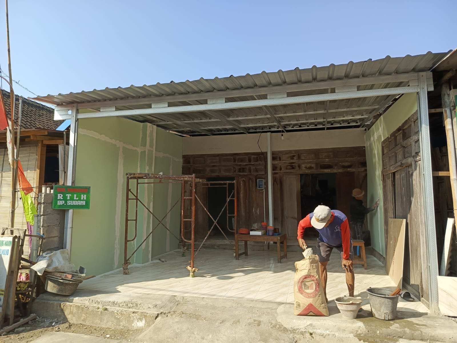 Rehab RTLH TMMD: Sisi Depan Rumah Subani Selesai, Kebersihan Pekerjaan di Belakang Berlanjut