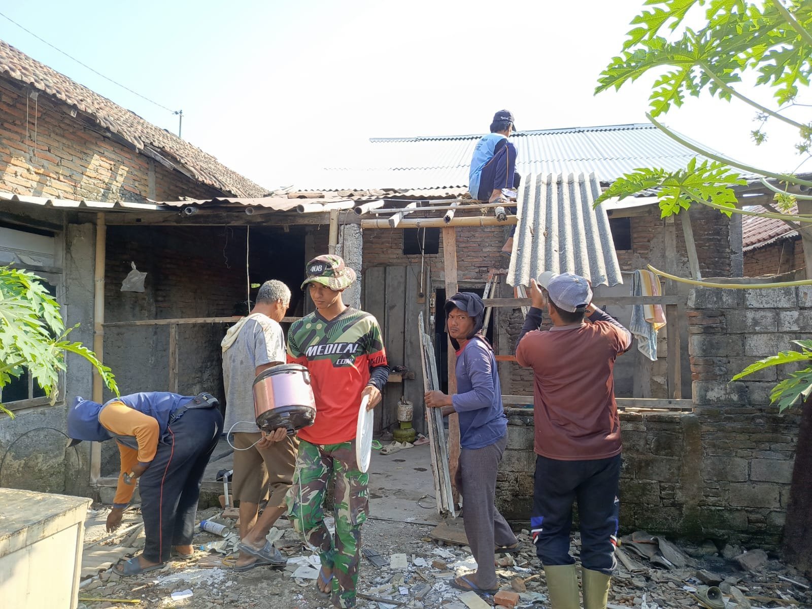 TMMD Kerjakan Rehabilitasi Rumah Subani: Pengecatan Luar hingga Perapihan Plafon