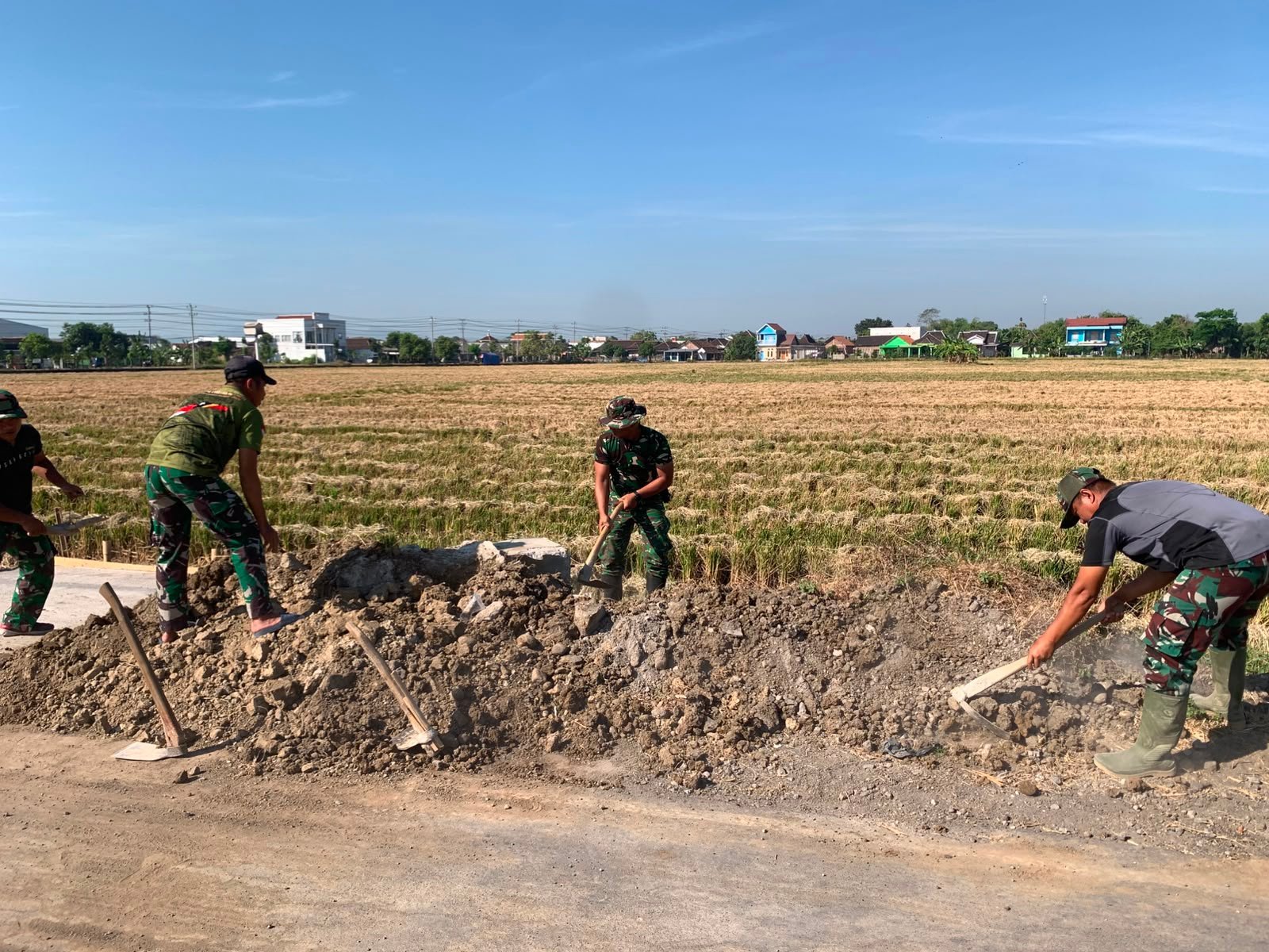 Satgas TMMD Keruk dan Ratakan Sisa Tanah Galian di Parangjoro Pakai Peralatan Sederhana