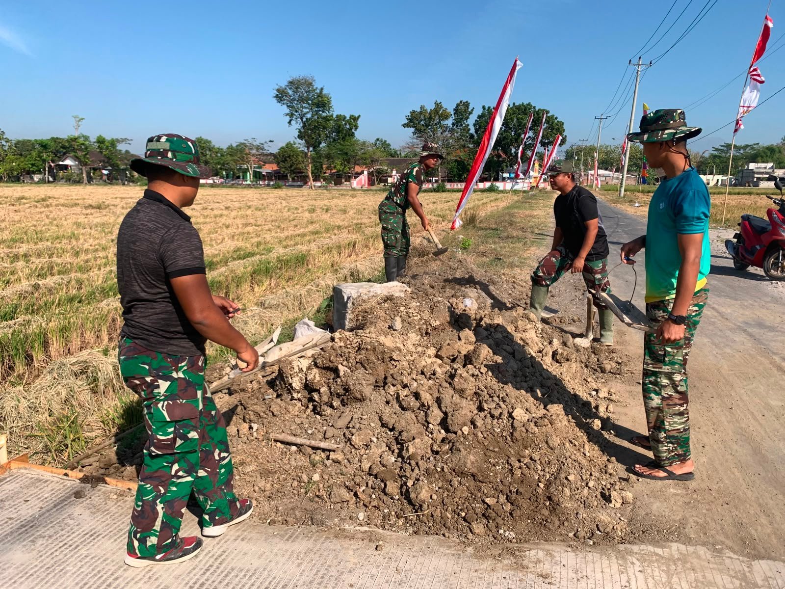 Pembersihan Sisi Jalan di Parangjoro Dilakukan Manual, Pencapaian 95 Persen