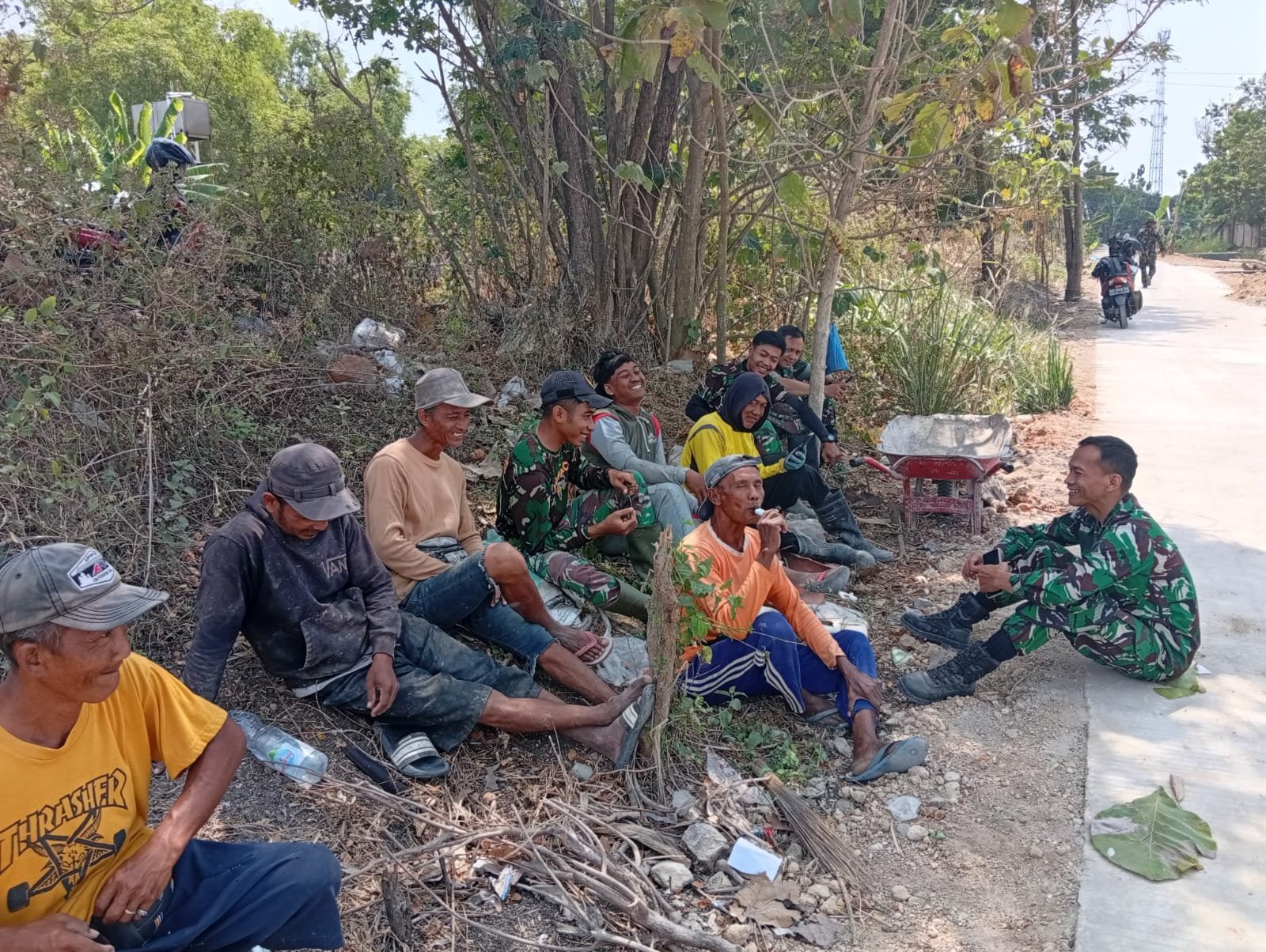 Satgas TMMD 0726/Sukoharjo: Rehat Kerja di Parangjoro untuk Dengarkan Warga