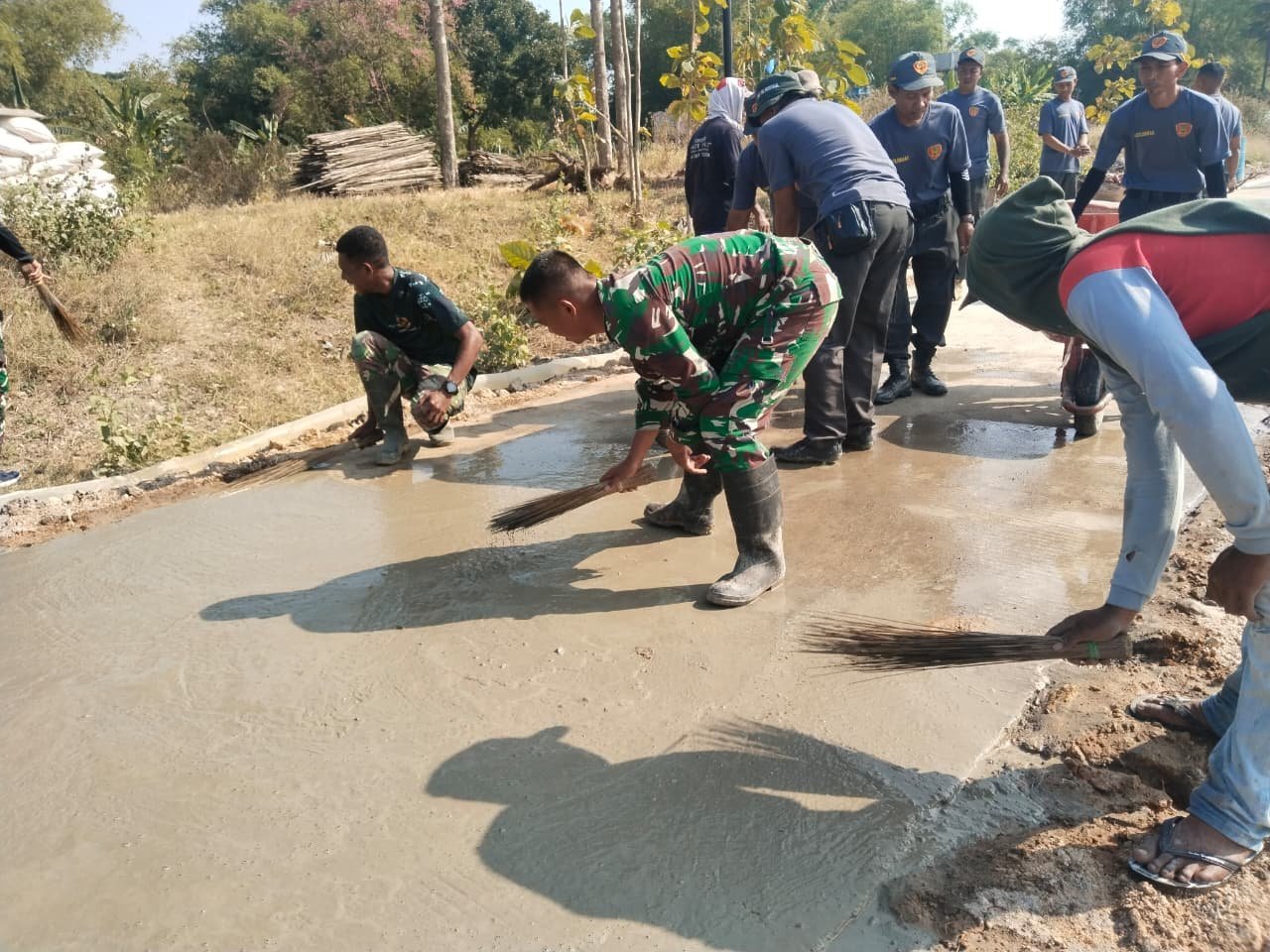 Satgas TMMD dan Warga Selesaikan Finishing Jalan Parangjoro dengan Alat Sederhana