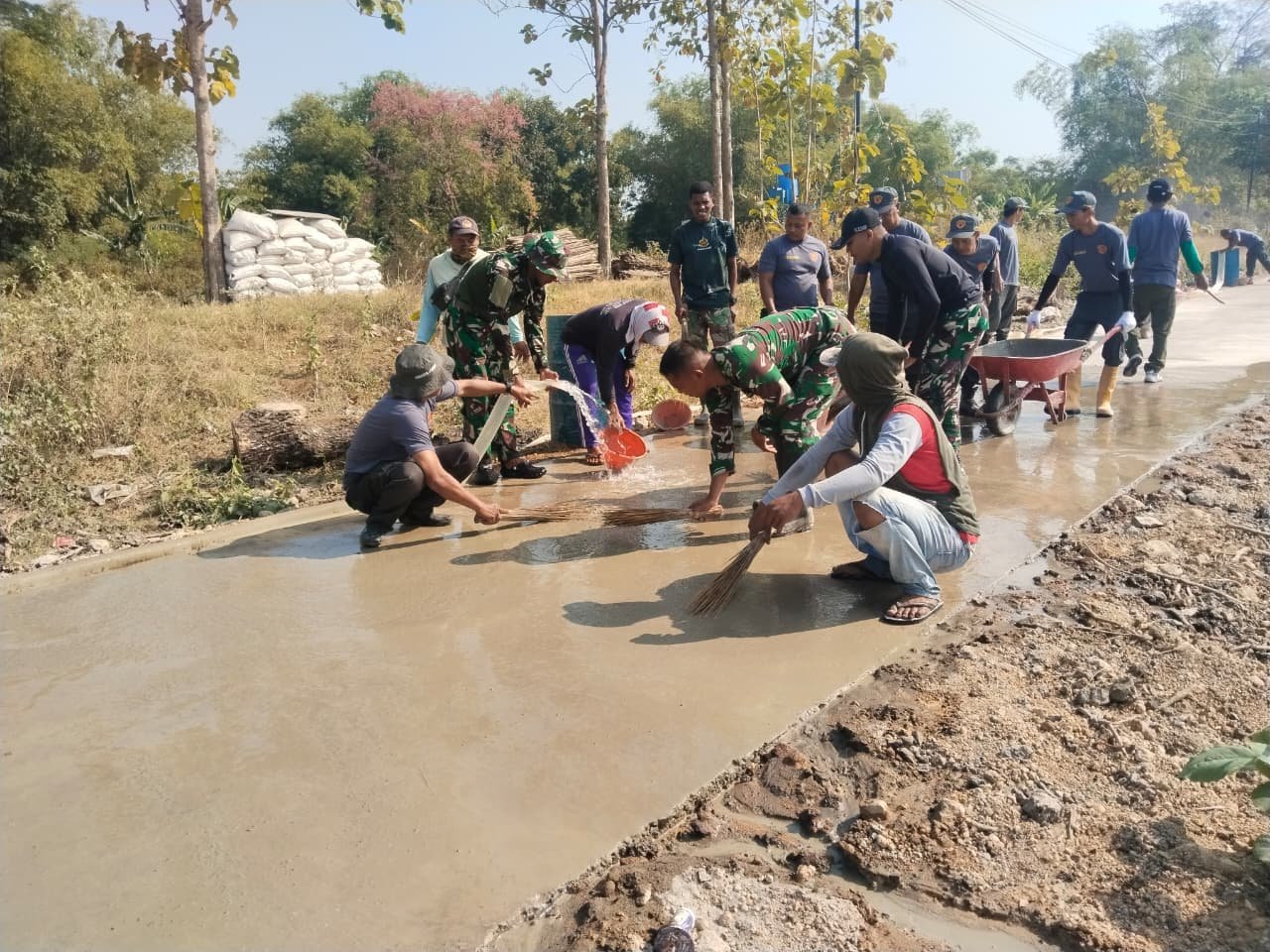 Pembersihan Akhir Jalan Beton Dilakukan Satgas TMMD dan Warga Parangjoro