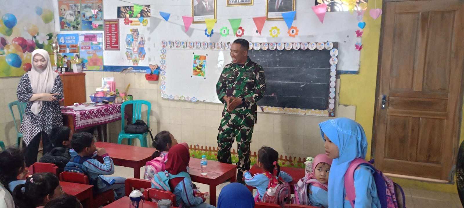 Satgas TMMD Ajak Anak TK Parangjoro Belajar Disiplin tanpa Ceramah Panjang