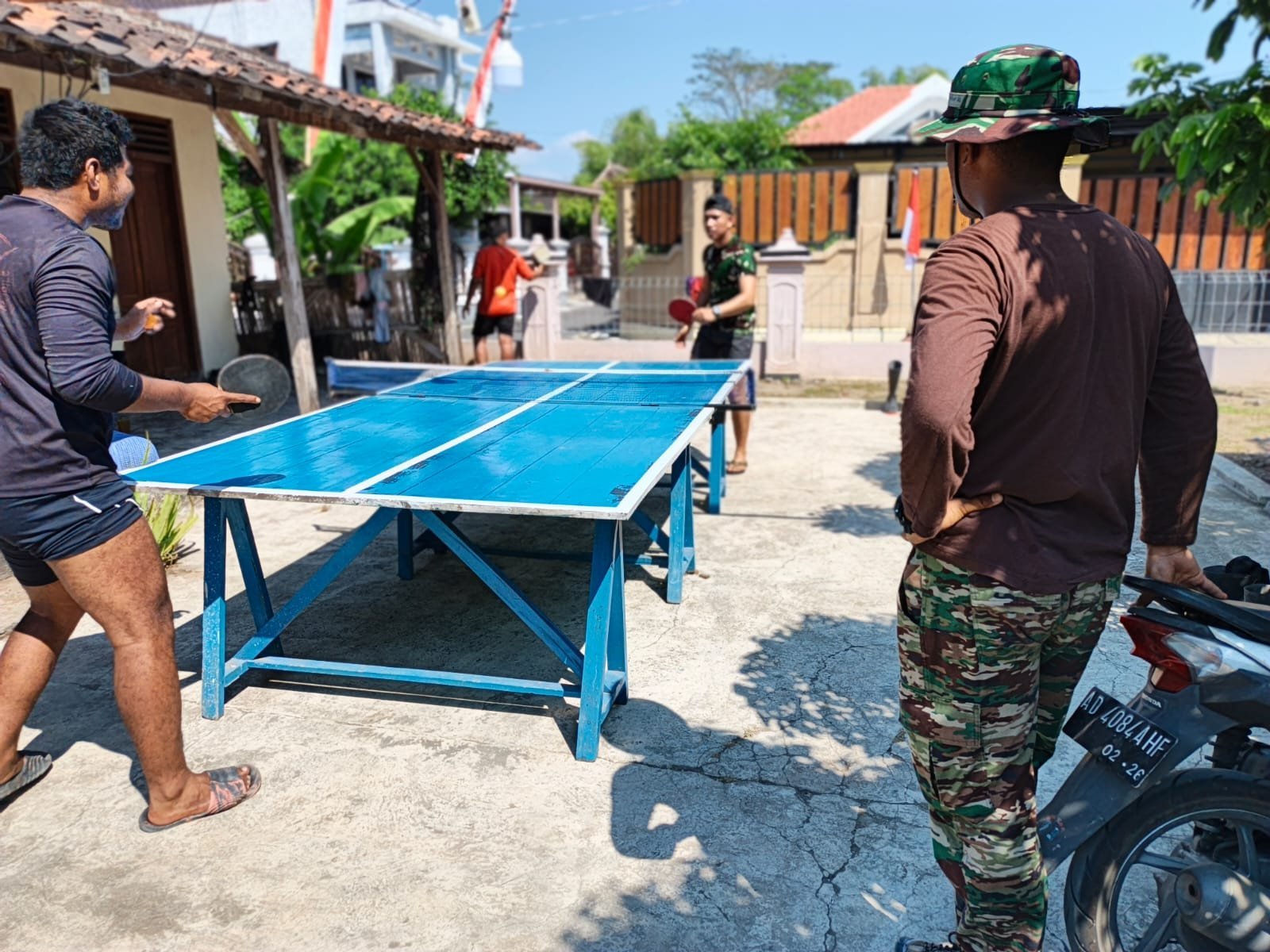 Aktivitas Tenis Meja Hiasi Posko TMMD di Desa Parangjoro