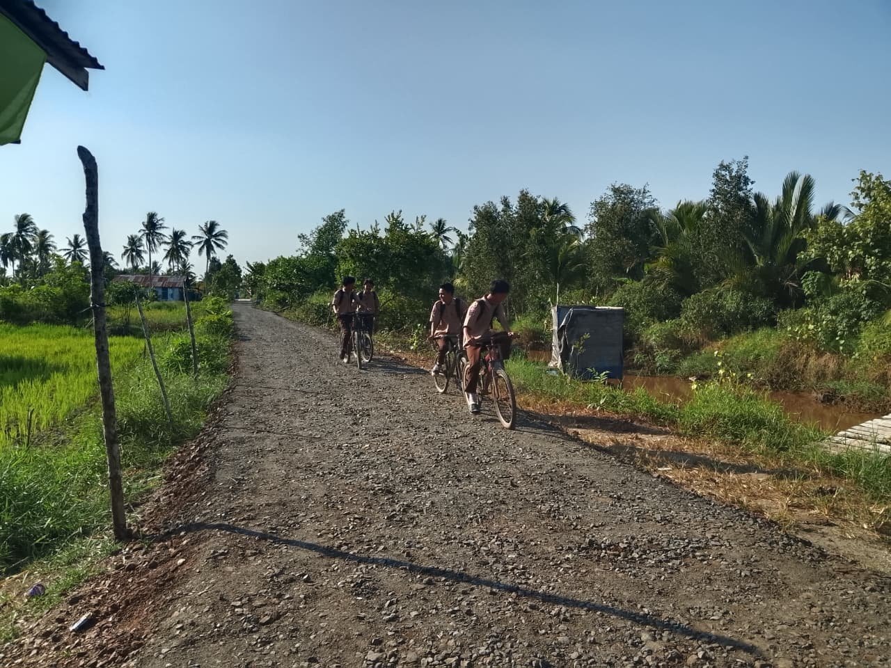 Akses Jalan Padat di Tamban Bangun Ringankan Perjalanan Sekolah Anak-anak