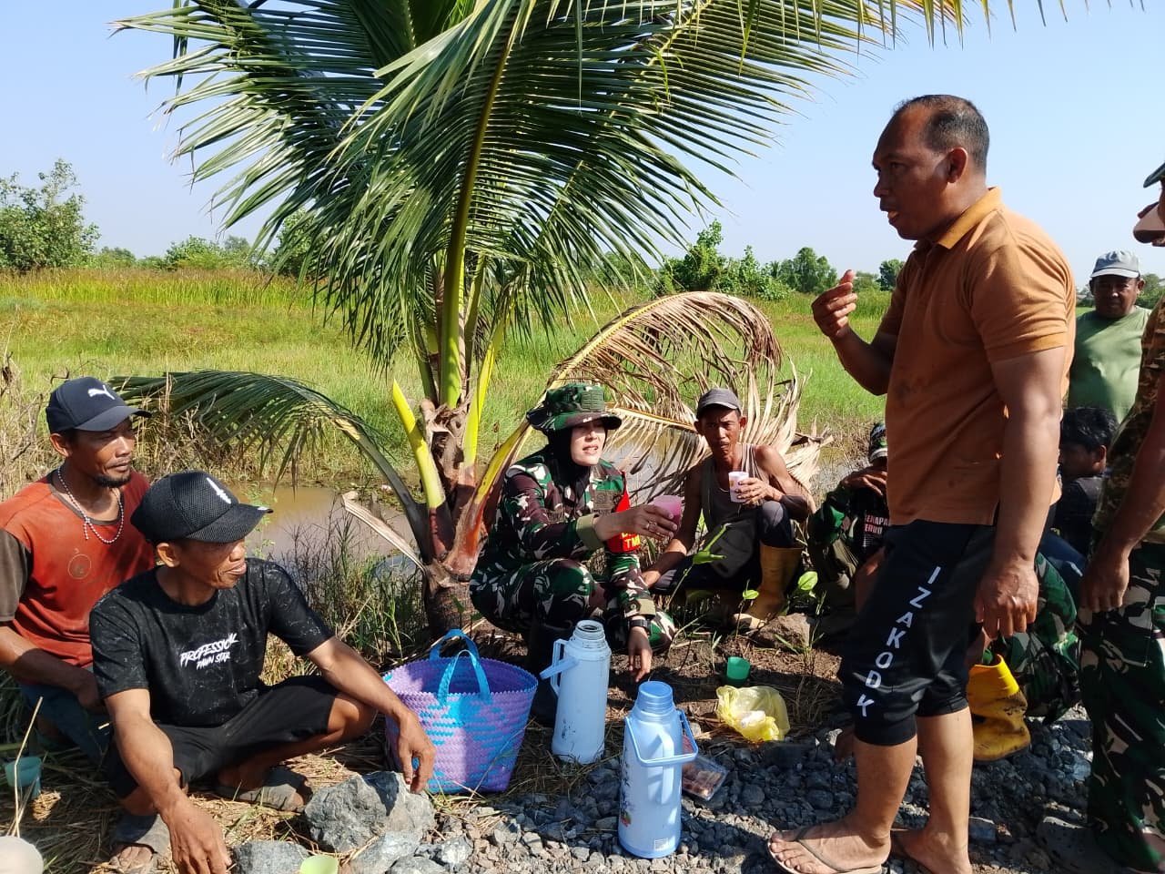 Pemandangan Sehari-hari TMMD Ke-129: Istirahat Bersama di Tamban Bangun
