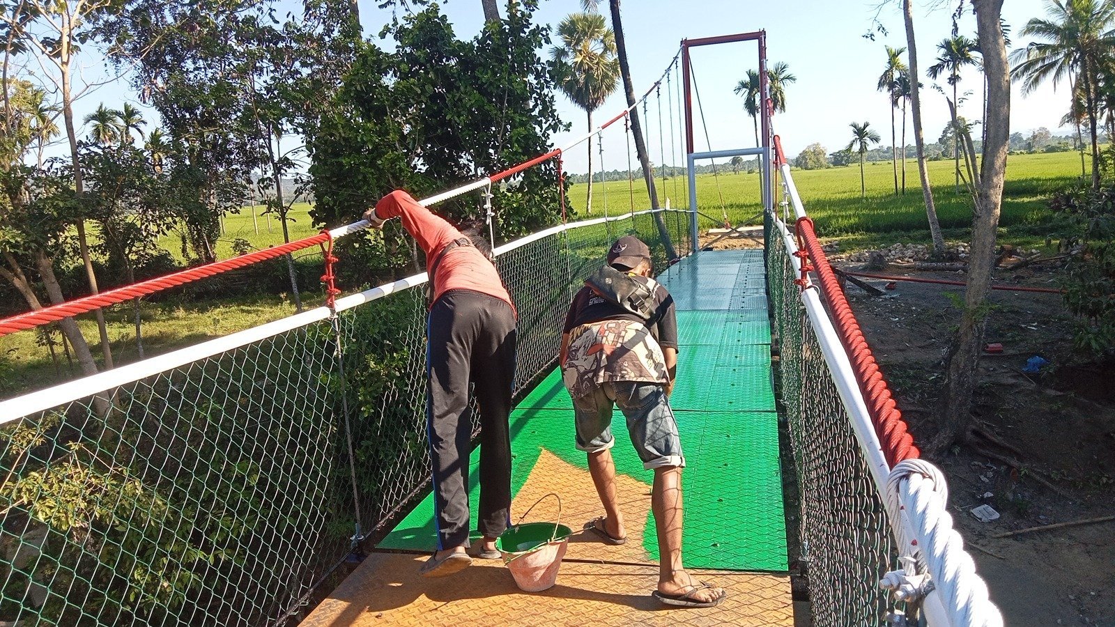 Jembatan Gantung Tadang Palie Dicat Ulang oleh Satgas TMMD 129