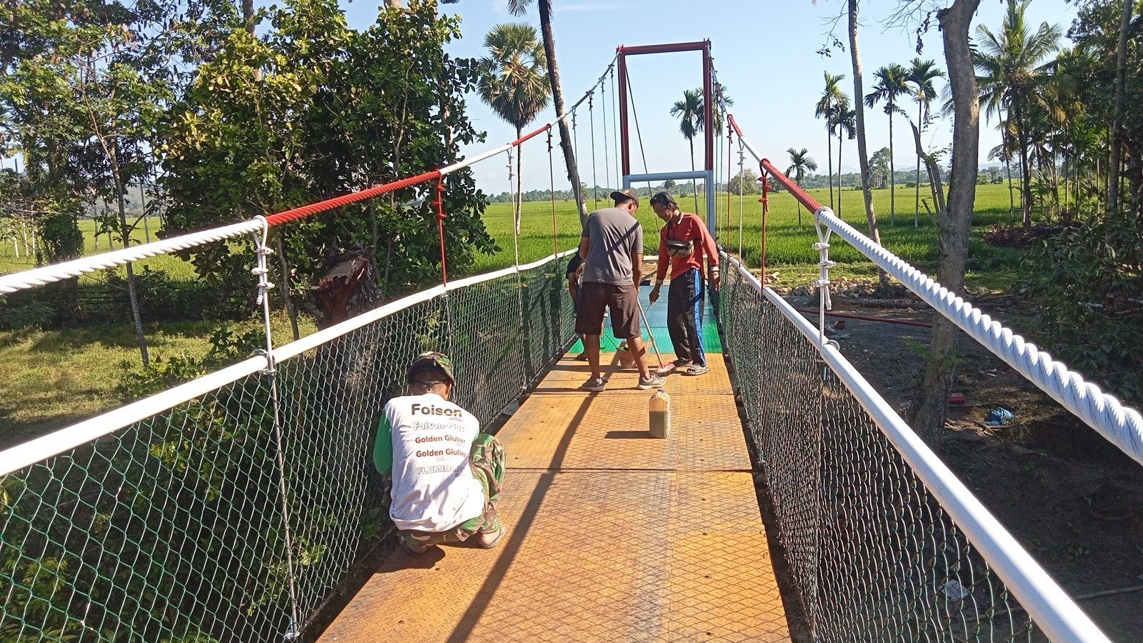 Pengecatan Jembatan Gantung di Tadang Palie, Upaya Menjaga Fungsi Infrastruktur