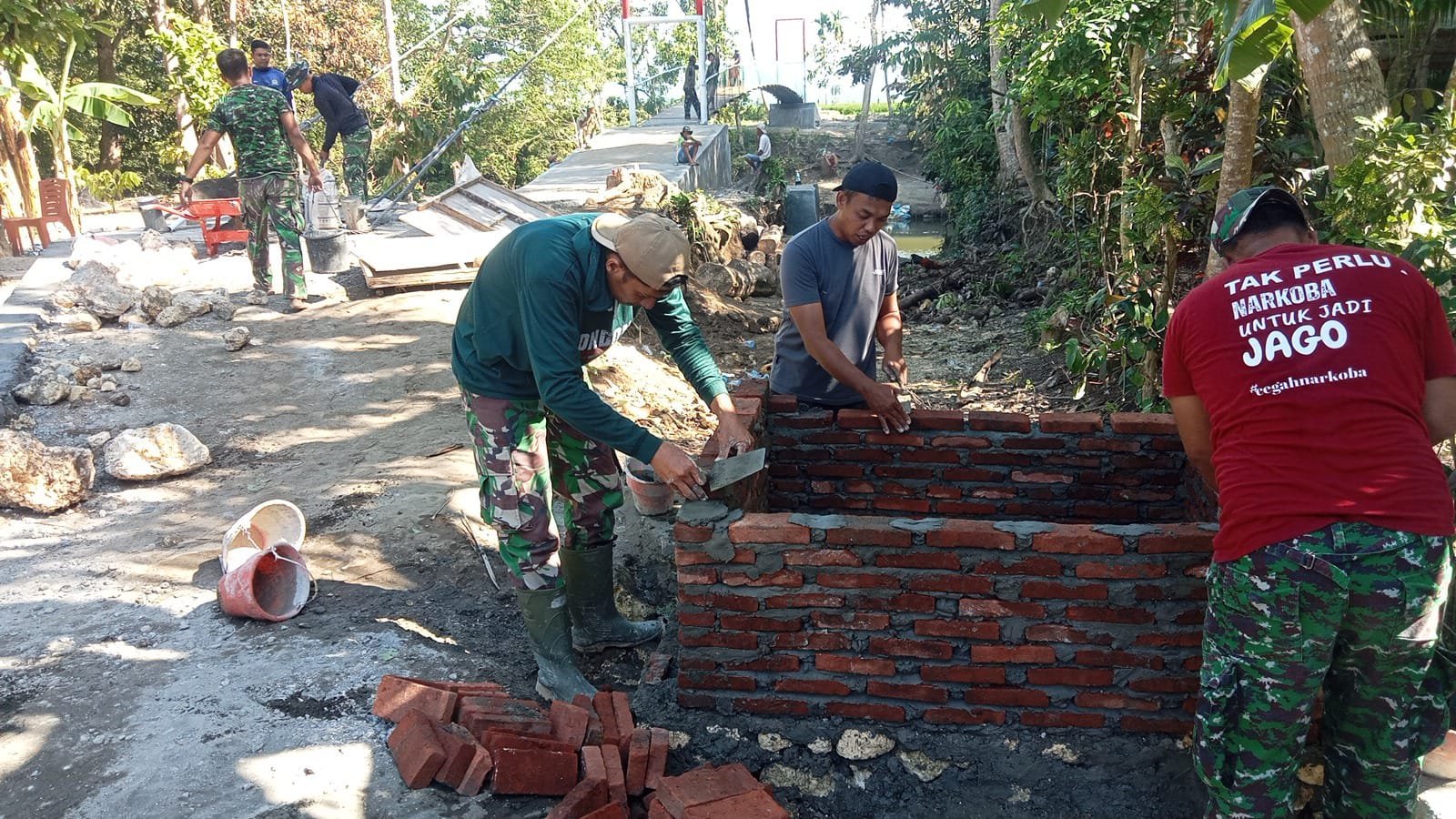 Satgas TMMD Kodim 1407/Bone Buat Prasasti di Lokasi Jembatan Gantung Tadang Palie