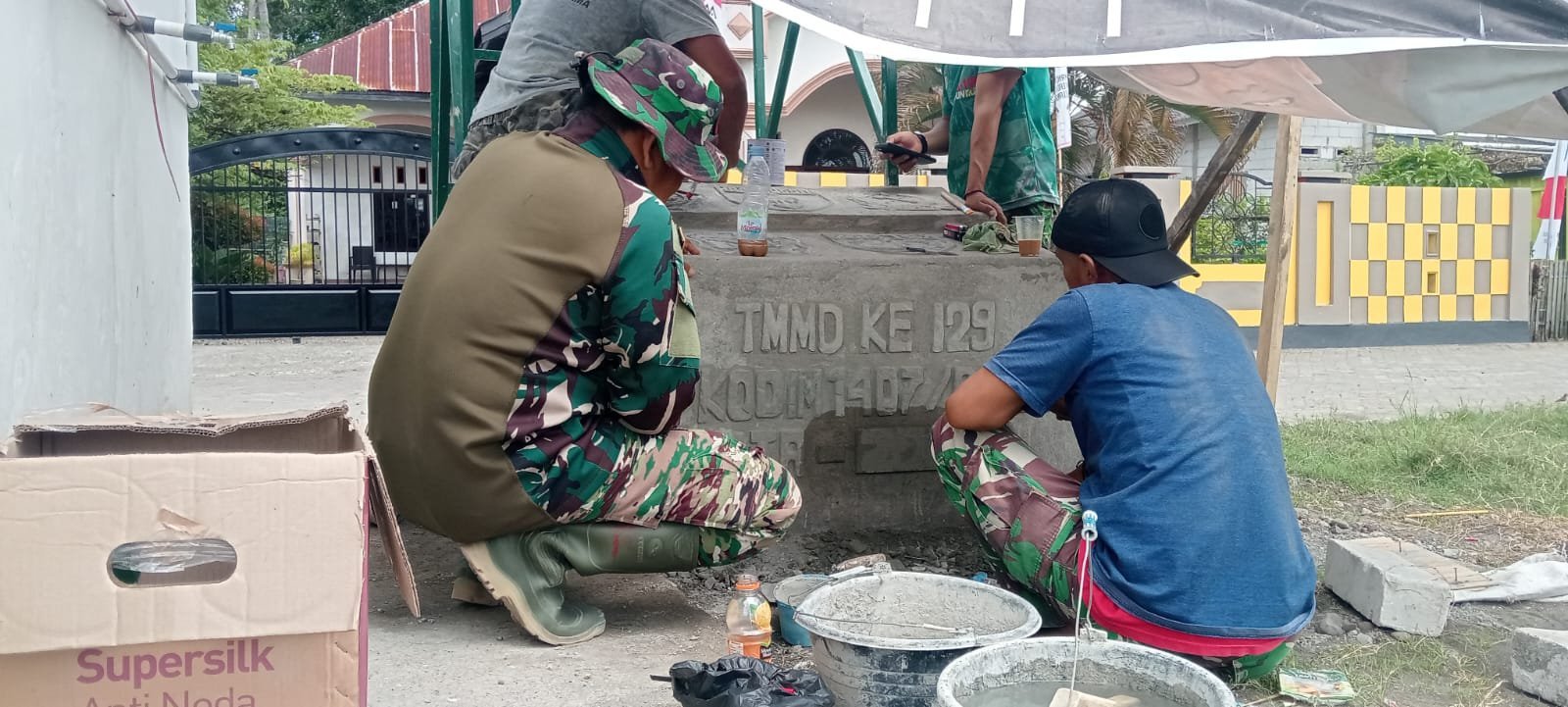 Prasasti Resmikan Lokasi Jambanisasi TMMD di Kelurahan Maroanging